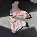 Dettaglio bikini rosa monospalla con ruches e tessuto testurizzato plissettato - S / Rosa carne