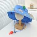 Détail du chapeau de soleil bleu pour enfant avec dinosaure 3D et sifflet rouge - 52-54cm (3-8 Ans) / Bleu