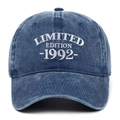 Détail de la broderie blanche Limited Edition 1992 sur une casquette en coton délavé - Réglable / Bleu marine