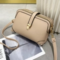 Sac bandoulière minimaliste en cuir beige avec bandoulière réglable et détails dorés - Kaki