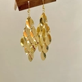 Détail de boucles d'oreilles dorées à franges pailletées multicouches avec crochet - Frange à Paillettes Multicouches Dorée