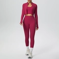 Dettaglio del set yoga magenta con fori per i pollici e pantaloni fitness a vita alta - Colore carminio