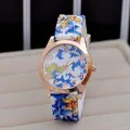 Damen Quarzuhr mit Roségold Gehäuse und Vintage Blumenmuster auf Band und Zifferblatt - Muster 2 (Blaues Blumenmuster)