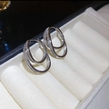 Élégantes créoles double couche plaquées or 18 carats avec zircons sur présentoir blanc - Argent (Plaqué Or 18K)