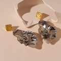 Vista detallada de pendientes geométricos bicolor con texturas metálicas en oro y plata - Pin de Plata - Bloque de Color Oro y Plata Pendientes Geométricos Irregulares