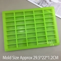 Dettaglio dello stampo in silicone verde a 40 fori con griglie rettangolari 5x2cm - Stampo 40 Cavità Piccola Striscia Quadrata