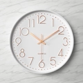 30cm leise Wanduhr in Weiß mit 3D-Zahlen in Roségold und Quarz-Uhrwerk - Weißer Rahmen Weißes Zifferblatt Roségold