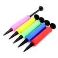 Set mit 5 bunten manuellen Luftpumpen aus Kunststoff für Ballons und Schwimmringe auf weiß - Mini-Luftpumpe / 17cm (Zufällige Farbe)