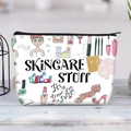 Detailaufnahme der Segeltuch-Kosmetiktasche mit Skincare-Prints auf einem Holztisch - Beauty Thema Illustration (jiayingljb20)