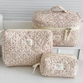 Dreiteiliges Set aus Cord-Kosmetiktaschen mit Blumenmuster und Griff in Rosa und Beige - Kosmetiktasche / All-over Rosa Blumen-Cord