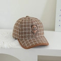 Dettaglio del cappellino in lana a quadri con ricamo a forma di orso e bordo rifinito - 3-8 Anni (52-54cm) / caffè