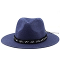 Detailaufnahme der marineblauen Fedora-Strohhaube mit verzierten Perlen am Hutband - M (56-58cm) / Marineblau