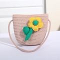 Rosa handgewebte Mini-Stroh-Umhängetasche mit hellgelber gestrickter Blumendekoration - Rosa mit Einzelblattblume