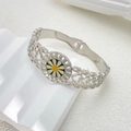 Dettaglio del bracciale in acciaio al titanio con cuori traforati e ciondolo margherita - Girasole Argento