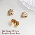 Dettaglio macro del medaglione a cuore dorato che mostra l'interno e la lucidatura - 5# Medaglione a cuore liscio in oro 18 carats