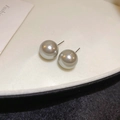 Elegantes pendientes de aguja de plata con perlas grises brillantes en bandeja blanca - Estilo Aguja de Plata Gris / 14mm