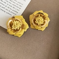 Détail de boucles d'oreilles fleurs jaunes aux bords dorés sur un fond vintage chic - Pétale 3D Jaune (Tige en Argent S925) / Jaune