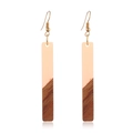 Détail de boucles d'oreilles pendantes en bois et résine avec crochets dorés et reflet - Épissage long / Rose Clair