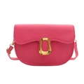 Bolso bandolera de piel sintética magenta con hebilla metálica geométrica dorada - Rosa Rojo
