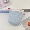 Detailansicht der gesteppten Kordelzug-Aufbewahrungstasche mit Herzmuster und Quaste - Crinkle-Herz hellblau
