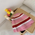 Handgefertigter Strickhut mit rosa und weinroten Blumenstreifen auf einem Bambustablett - Patchwork Rosa Rot / M (56-58cm)