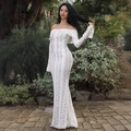 Elegante abito lungo in pizzo bianco con spalle scoperte, maniche lunghe e silhouette slim - S / Bianco con Fodera