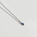Gros plan d'un collier en argent avec un pendentif délicat en pierre bleue taille marquise - Bleu Royal (Argent)