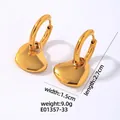 Detailoverzicht van 16K gouden hartvormige oorbellen met afmetingen 2,7 cm lang en 1,5 cm breed - Gouden Hoop Gouden Hart / Goud