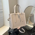 Minimalistische beige Leder-Tote Bag mit Henkeln und Schultergurt für Damen - Khaki