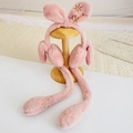 Dettaglio di paraorecchie in peluche rosa con orecchie di coniglio mobili e ricamo Love dorato - Taglia unica / Rosa Loto