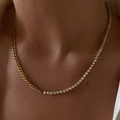 Collier mixte maille gourmette et tennis plaqué or 18k porté par un mannequin - Collier