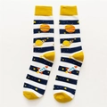 Calze uomo in cotone con strisce blu navy, dettagli gialli e motivi a tema spaziale - 38-46 / Righe Bianco Blu Pianeta Spaziale