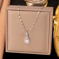 Elegante collar de gota de plata con piedra central redonda y halo de circonitas pavé - Estilo de Zirconia de Gota de Agua Plateada (8038)