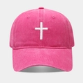 Detail der weißen Kreuzstickerei auf der gewaschenen rosa Baumwoll-Baseballkappe - Verstellbar / Fuchsia