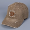 Dettaglio cappello baseball in denim lavato con patch D e bordi sfilacciati stile vintage - M(56-58cm) / Cammello