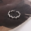 Silberner Wellenring mit Zirkonia-Steinen und verstellbarer offener Ringschiene - Einstellbar Offen / Silber