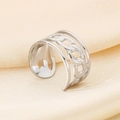 Anillo de banda ancha plateado con cadena cubana sobre fondo de satén texturizado - Estilo Hueco de Cadena Cubana Ancha (KR105361--KFC) / Color Acero