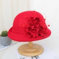 Detail eines roten Wollfilzhutes mit Stoffblumen und elegantem Netzschleier - M (56-58cm) / Rot (3-Blumen Stil)