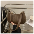 Détail du sac baguette marron caramel à motif crocodile avec anneau métallique doré - café