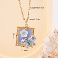 Collana retrò francese dorata con farfalla viola e dettagli in fiore di conchiglia - Fiore Quadrato / Oro