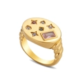 Detaillierte Makroansicht des goldenen Siegelrings mit bunten Zirkon-Sternen und Mond - US 5 / Gold