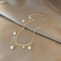 Dettaglio del girocollo dorato a doppia fila di strass con eleganti perle bianche su raso - X869 Collana di Perle con Strass a Doppia Fila d'Oro