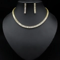 Dettaglio di set di gioielli dorati con collana e orecchini in zircone su busto - Set Zircone Oro (Collana + Orecchini)