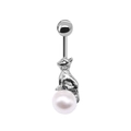 Détail macro du piercing de nombril argenté avec motif chat et perle blanche - Style Chat Perle Argent (#12) / Croissant de Lune Étoile