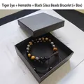 Primer plano de pulsera de ojo de tigre y cuentas magnéticas en caja de regalo negra - Ojo de Tigre Hematita Y Vidrio Con Caja