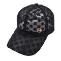 Detalle de gorra de béisbol de encaje floral con malla negra y logo M dorado - Ajustable / Gorra de béisbol hueca negra con etiqueta