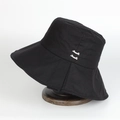 Vista detallada del sombrero de sol negro con hebillas metálicas en soporte de madera - Ajustable / Negro