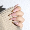 Unghie finte natalizie a mandorla con glitter rosa, pois e design French tip - Tipo di Colla / Stile Pois Rosa Glitterato (Y-433)