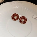 Rode camelia oorknopjes met gouden rand en witte parel op wit keramiek bord - Drip Glaze Bloem Parel