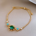 Détail d'un bracelet vintage doré avec gemme verte et fermoir coulissant réglable - Vintage Pierre Verte Ajustable (20#) / Doré